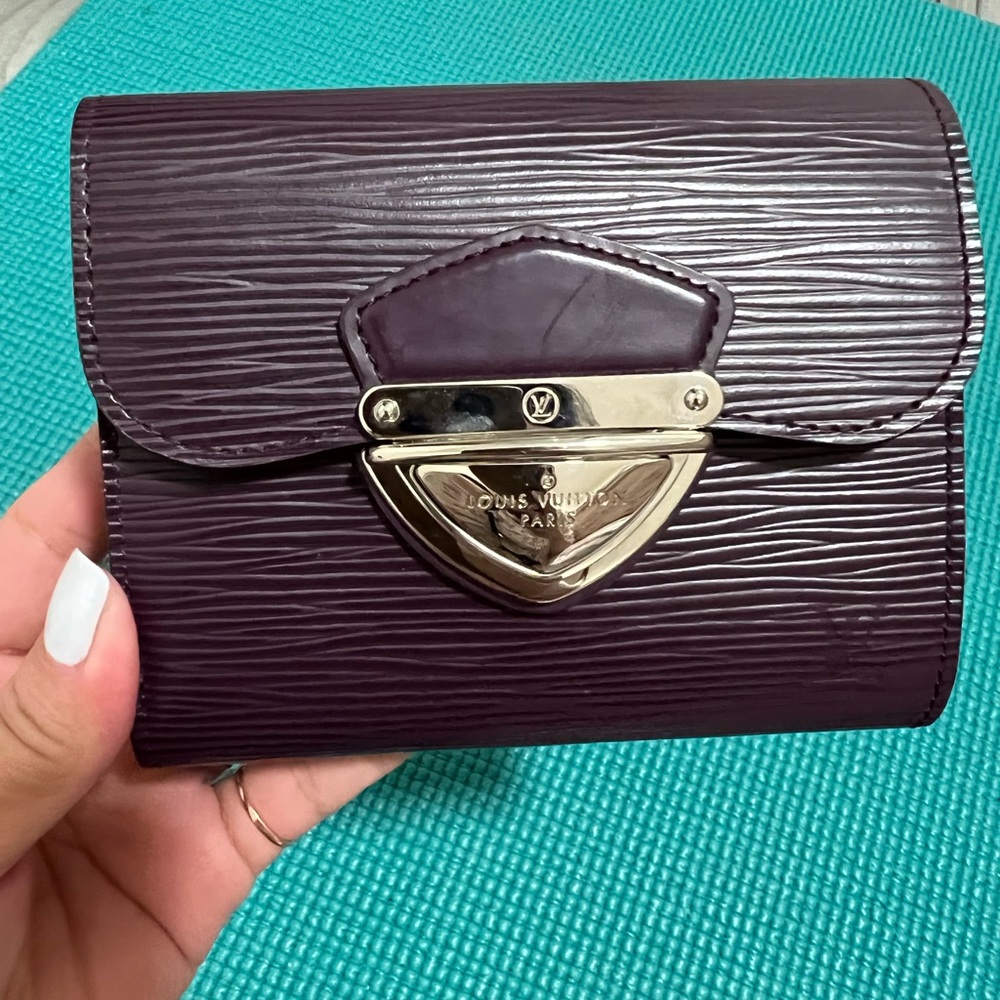 LOUIS VUITTON
Epi Joey Wallet Cassis